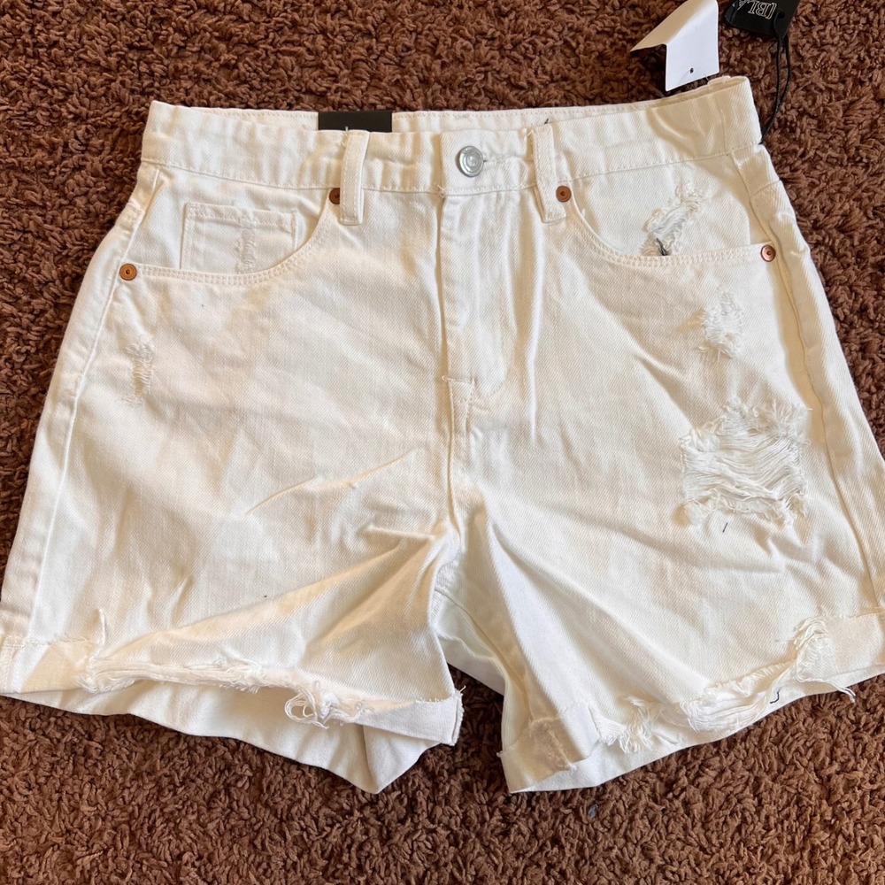 BLANKNYC Women's‎ White Denim Mom Shorts Distressed Raw Hem Casual Size 26 NWT